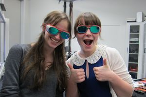 Zwei Schülerinnen mit Laserschutzbrillen.