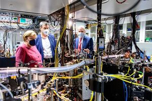Bundeskanzlerin Angela Merkel und Ministerpräsident Markus Söder besichtigen ein Labor am Max-Planck-Institut für Quantenoptik.