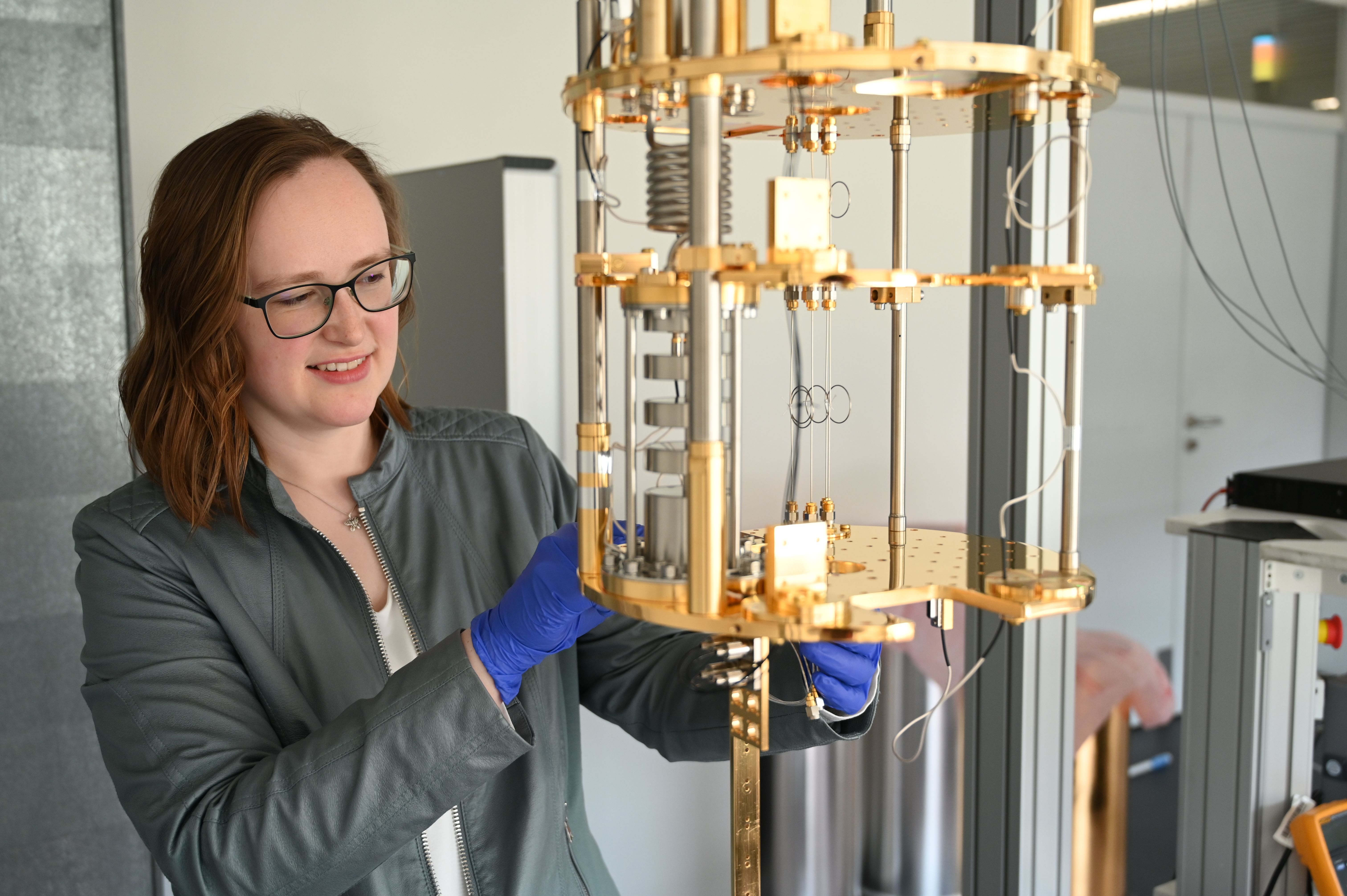 Nicole Zocher arbeitet am Aufbau des neuen Kryostaten.