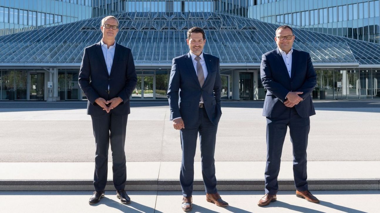 TUM-Präsident Thomas Hofmann, BMW-Vorstand Frank Weber und CIO der BMW AG, Alexander Buresch vor der BMW Zentrale anlässlich der Gründung des Stiftungslehrstuhls "Quantenalgorithmen und -anwendungen".