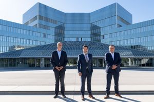TUM President Thomas Hofmann, BMW Board Member Frank Weber and CIO of BMW AG, Alexander Buresch in front of the BMW headquarters on the occasion of the foundation of the endowed chair "Quantum Algorithms and Applications".