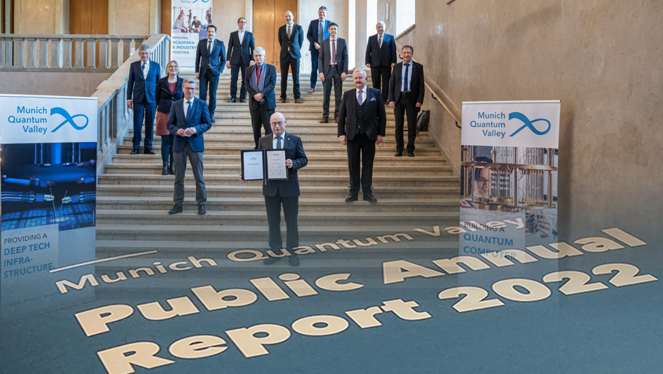 The presidents of the organizations involved in the Munich Quantum Valley association stand on a staircase. Martin Stratmann holds the founding document.