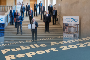 The presidents of the organizations involved in the Munich Quantum Valley association stand on a staircase. Martin Stratmann holds the founding document.