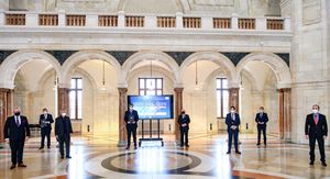 The presidents of the institutes involved in the establishment of the MQV stand in the Bavarian State Chancellery. Dr. Markus Söder and Prof. Dr. Martin Stratmann hold the foundation charter.