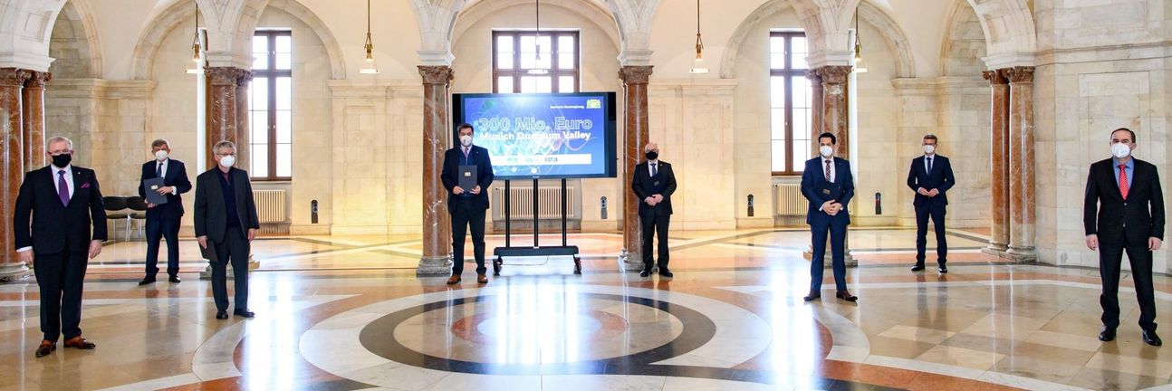 The presidents of the institutes involved in the establishment of the MQV stand in the Bavarian State Chancellery. Dr. Markus Söder and Prof. Dr. Martin Stratmann hold the foundation charter.