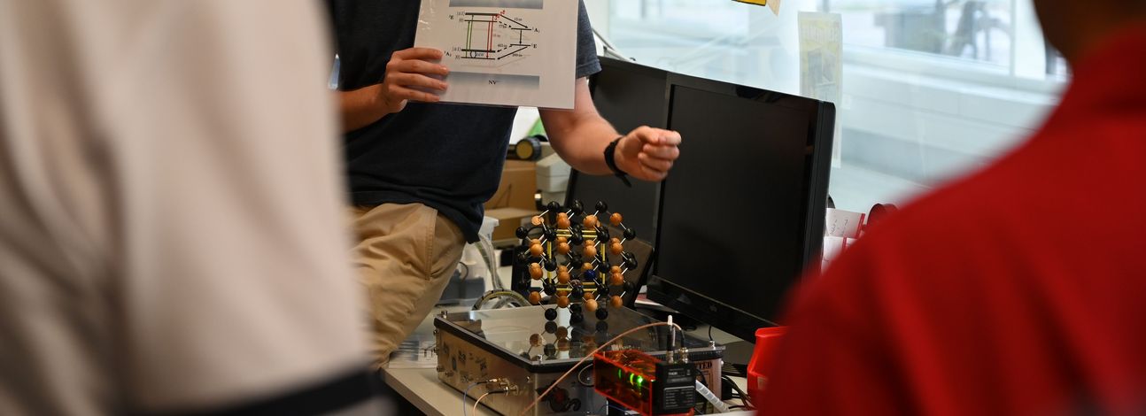 Ein Physikdoktorand erklärt die Struktur eines NV-Zentrums.