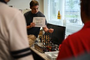Ein Physikdoktorand erklärt die Struktur eines NV-Zentrums.