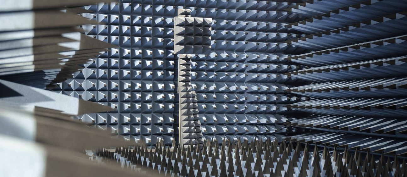 Das Foto zeigt die Antennenmesshalle am Fraunhofer-Institut für Integrierte Schaltungen IIS.